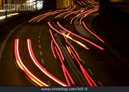
                Straßenverkehr, Lichtspur, Scheinwerferlicht                   