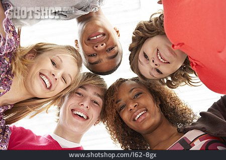 
                Teenager, Zusammenhalt, Freunde, Freundeskreis                   