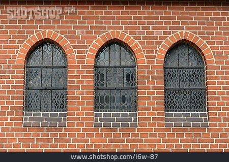 
                Kirchenfenster, Backsteinarchitektur                   