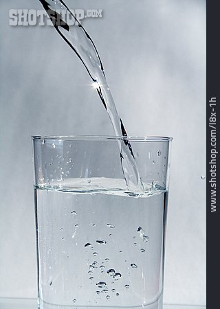 
                Eingießen, Mineralwasser, Wasserglas                   