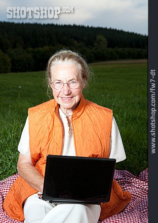 
                Seniorin, Aktiver Senior, Laptop                   
