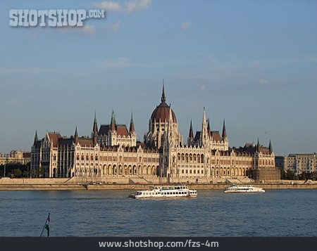 
                Parlamentsgebäude, Budapest, Donauufer                   