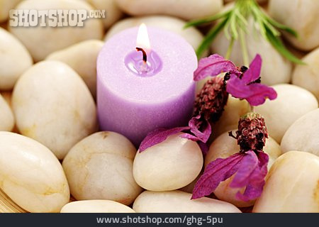 
                Kieselstein, Kerze, Lavendelblüte                   