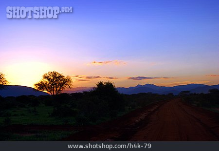 
                Sonnenuntergang, Kenia, Tsavo-east-nationalpark                   