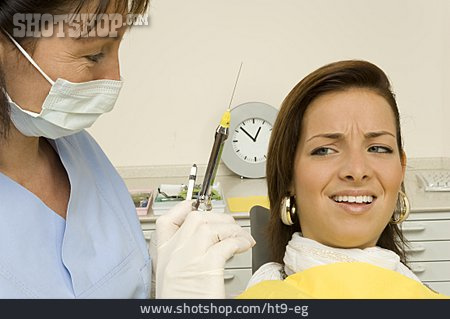 
                Patientin, Zahnärztin, Betäubungsspritze                   
