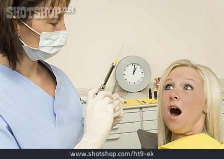 
                Zahnbehandlung, Patientin, Zahnärztin, Betäubungsspritze                   