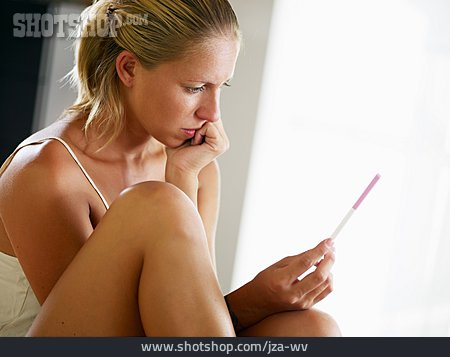 
                Junge Frau, Besorgt, Schwangerschaftstest                   