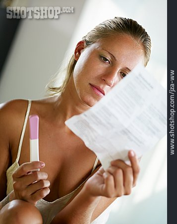 
                Junge Frau, Lesen, Schwangerschaftstest                   