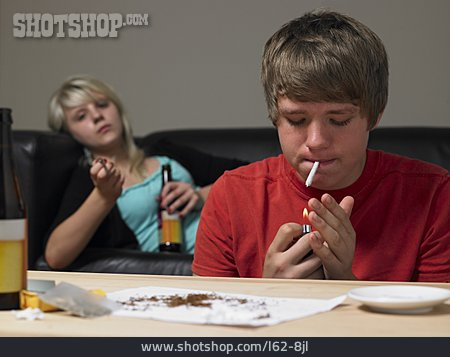 
                Jugendliche, Gelangweilt, Rauchen, Alkoholkonsum                   