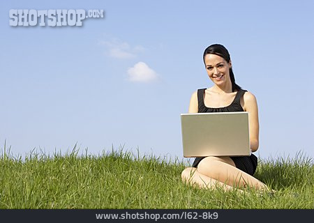 
                Junge Frau, Mobile Kommunikation, Laptop                   