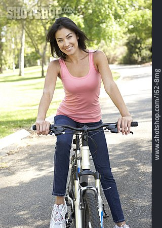 
                Junge Frau, Radfahren, Fahrradfahrerin                   