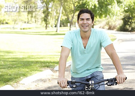 
                Junger Mann, Fahrradfahrer, Radfahren                   