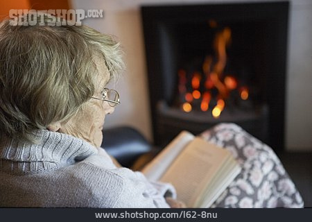 
                Seniorin, Häusliches Leben, Lesen                   