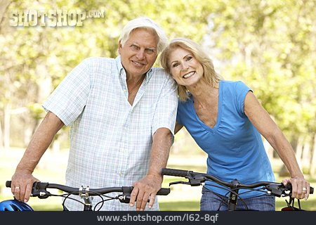 
                Aktiver Senior, Fahrradtour, Ehepaar                   