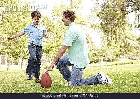 
                Vater, Sohn, Ballspiel                   