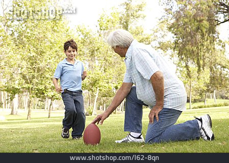 
                Enkel, Großvater, Ballspiel                   