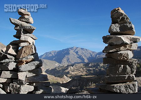 
                Peru, Steinstapel, Colca Canyon                   