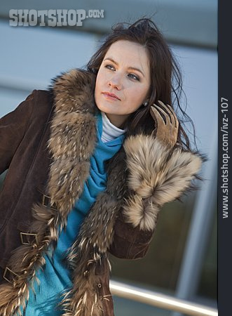 
                Junge Frau, Winterkleidung, Pelzmantel                   