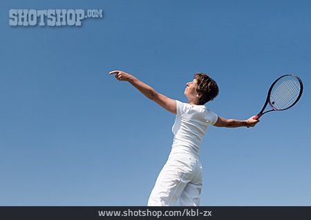 
                Seniorin, Sportlich, Tennisschläger                   