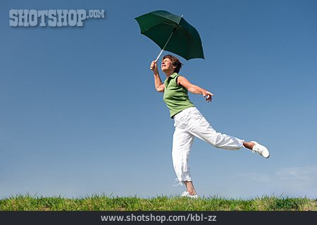 
                Seniorin, Sommer, Lebensfreude, Regenschirm                   