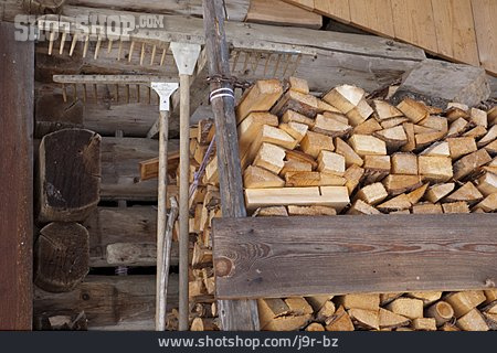 
                Brennholz, Holzrechen                   