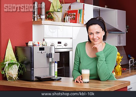 
                Junge Frau, Häusliches Leben, Küche                   