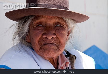 
                Seniorin, Porträt, Peruanerin                   