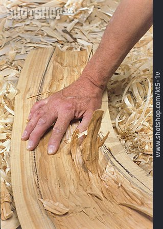 
                Hand, Holzspäne, Holzbearbeitung                   