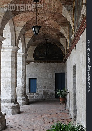 
                Säulengang, Kloster, Santa Catalina                   