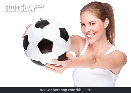 
                Junge Frau, Fußball, Fußballspielerin                   