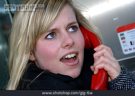 
                Junge Frau, Telefonieren, Telefonzelle                   
