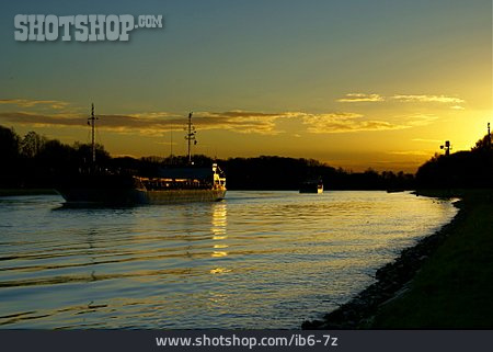 
                Sonnenuntergang, Frachtschiff, Containerschiff, Nord-ostsee-kanal                   
