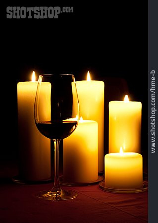 
                Kerzenlicht, Rotweinglas                   