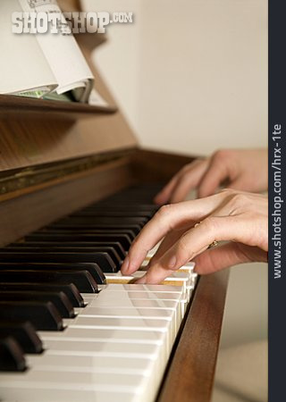 
                Musizieren, Klavierspiel                   