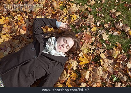 
                Junge Frau, Ausruhen, Liegen, Herbstlaub                   