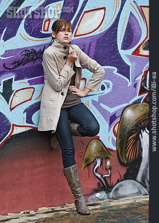 
                Junge Frau, Graffiti, Modisch                   