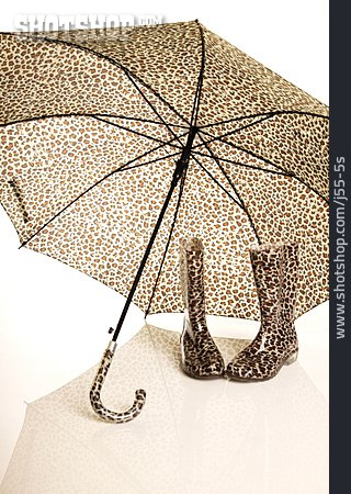 
                Regenschirm, Gummistiefel, Regenkleidung                   
