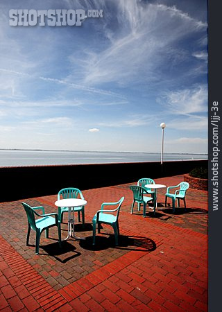 
                Stühle, Tisch, Strandpromenade, Terrasse                   