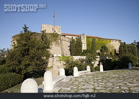 
                Burg, Castello Di San Giusto                   
