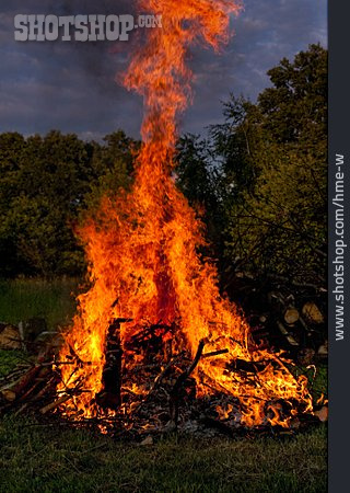 
                Holzfeuer, Osterfeuer, Sonnwendfeuer                   