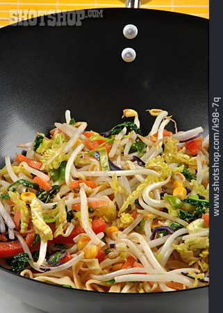 
                Asiatische Küche, Nudelgericht, Gemüsepfanne                   