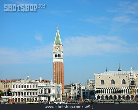 
                Venedig, Dogenpalast, Campanile                   