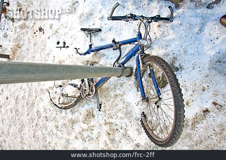 
                Fahrrad, Schnee, Pfahl, Umgefallen                   