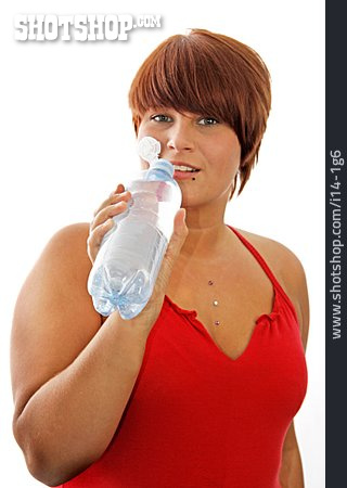 
                Junge Frau, Durst, Mineralwasser, Wasserflasche                   