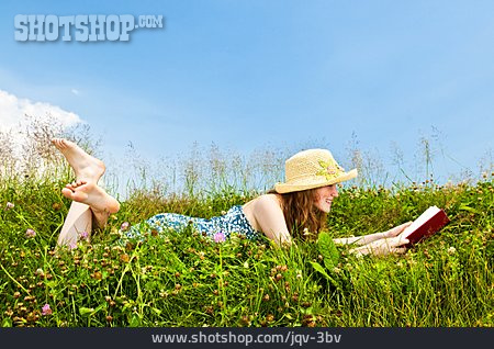 
                Junge Frau, Lesen, Sommerlich                   