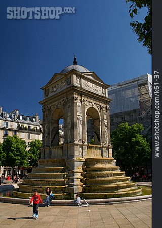 
                Brunnen, Paris, Fontaine Des Innocents                   
