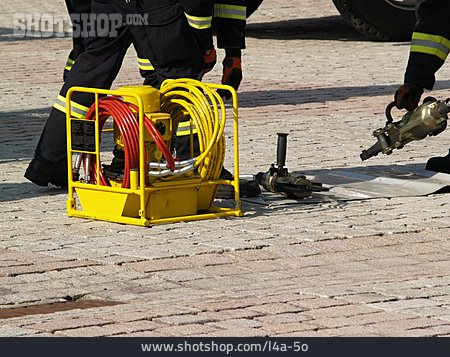 
                Feuerwehreinsatz, Feuerwehrübung, Hydraulischer Rettungssatz                   