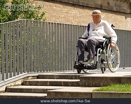 
                Seniorin, Rollstuhl, Behindertengerecht, Barriere                   