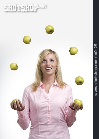 
                Junge Frau, Apfel, Jonglieren                   