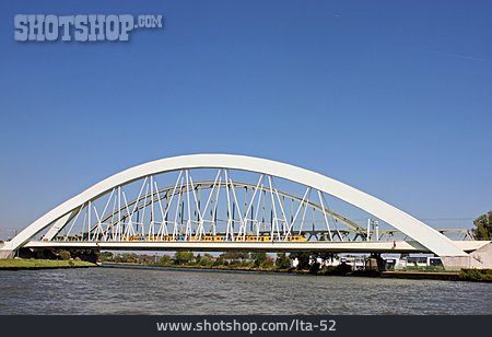 
                Brücke, Bogenbrücke                   